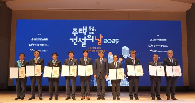 윤진오(왼쪽 두 번째) 동부건설 대표가 지난 11일 서울 논현동 건설회관에서 열린 주택건설의 날 기념식에서 은탑산업훈장을 받고 기념촬영을 하고 있다. [동부건설 제공]