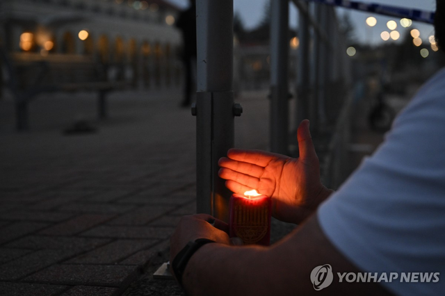 15일(현지시간) 호주 뉴사우스웨일즈(NWS)주 시드니 본다이 해변의 총기난사 사건 현장에 15일(현지시간) 유대교 상징물인 ‘메노라’ 촛대가 그려진 촛불이 밝혀져 있다. EPA=연합뉴스