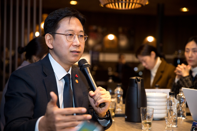 배경훈 부총리 겸 과학기술정보통신부 장관이 15일 세종에서 열린 기자 송년 간담회에서 기자들의 질문에 답하고 있다. 과기정통부 제공.
