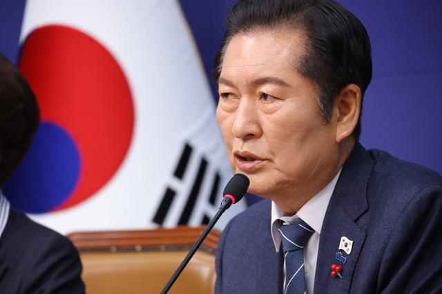 정청래 더불어민주당 대표가 15일 서울 여의도 국회에서 열린 최고위원회의에서 발언하고 있다. [연합뉴스]