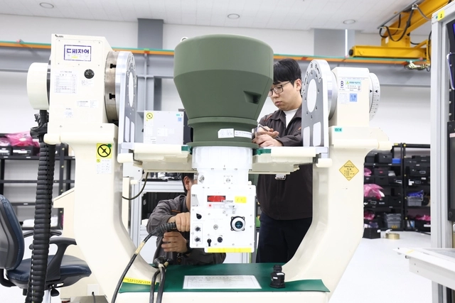 한화시스템 직원이 시험 작업장에서 K2 전차장 조준경 최종 성능시험을 수행하고 있다. 한화시스템 제공