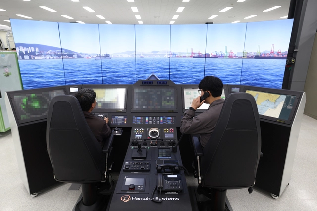 한화시스템 직원들이 콕핏형 통합함교체계(IBS) 장비를 시연하고 있다. 한화시스템 제공