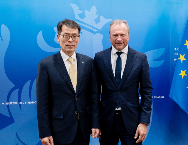 김성태(왼쪽) 기업은행장과 질 로트 룩셈부르크 재무장관 겸 룩셈부르크 하우스 오브 핀테크(LHoFT) 의장이 12일 룩셈부르크 재무부 청사에서 기념촬영을 하고 있다. [기업은행 제공]
