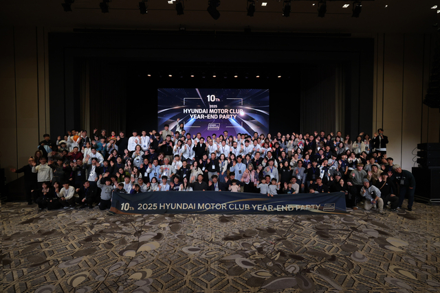 ‘현대모터클럽’ 출범 10주년 행사가 지난 13일부터 14일까지 인천 중구 소재 인스파이어 엔터테인먼트 리조트에서 열렸다. 사진은 참가자들이 기념촬영을 하는 모습. 현대차 제공