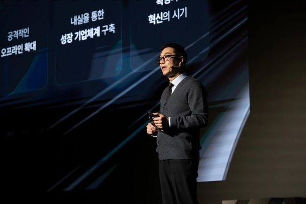 코리아교육그룹 김영우 대표가 12일 JW메리어트 호텔 서울에서 열린 ‘비전2030 새로운 가능성의 시간’ 선포식에서 연매출 5,000억 원 달성을 목표로 교육 중심 기업에서 라이프케어 플랫폼 기업으로의 도약을 담은 향후 5개년 전략을 발표하고 있다.