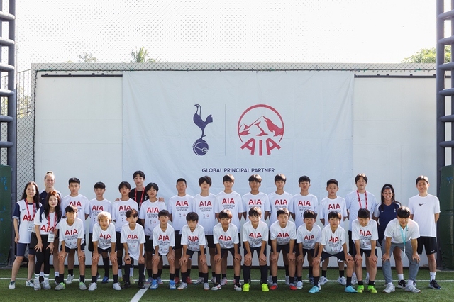 행사에 참여한 유소년 참가자 22명, 토트넘 홋스퍼 글로벌 풋볼 디벨롭먼트 코치진 및 AIA생명 관계자들이 기념촬영하고 있다. [AIA생명 제공]
