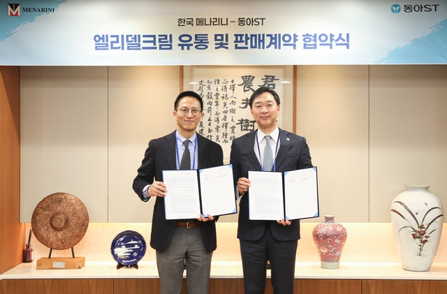 정재훈 동아에스티 사장(오른쪽)이 최근 서울 용두동 동아에스티 본사에서 열린 엘리델크림 국내 독점 유통 및 판매 계약식에서 배한준 한국메나리니 대표이사와 기념사진을 촬영하고 있다. 동아에스티 제공