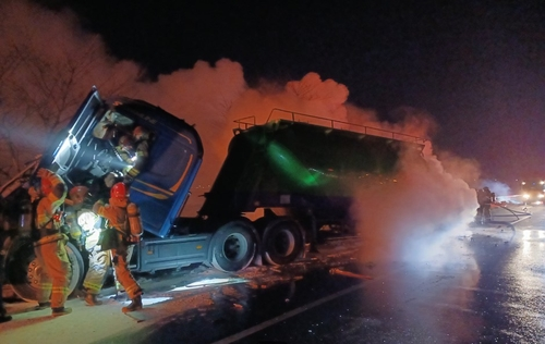 탱크로리-윙바디 추돌 사고 현장 모습 [경북도소방본부 제공]