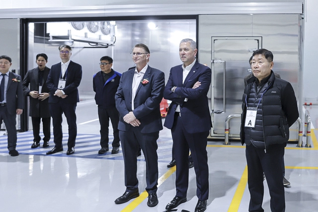 헥터 비자레알(앞줄 왼쪽 2번째) 한국GM 사장, 브라이언 맥머레이(앞줄 왼쪽 1번째) GM 테크니컬센터 코리아 사장이 15일 청라 주행시험장 내 버추얼 센터에서 에너지 및 배출가스 랩에 대한 설명을 듣고 있다. 한국GM 제공
