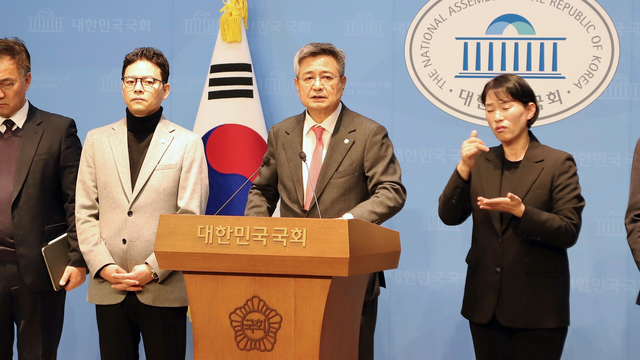 MBC 사장을 지낸 김장겸(가운데) 국민의힘 의원이 지난 12월 10일 국회 소통관에서 기자회견을 열고, 국회 과학기술정보방송통신위원회 전체회의에서 더불어민주당이 이른바 ‘허위조작정보 근절법’(정보통신망법 개정안)을 강행처리한 데 대해 반발 입장을 내고 있다. 김 의원은 과방위원이자 국민의힘 언론자유특별위원장을 맡고 있다.<김장겸 국회의원 페이스북 사진>