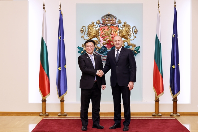 윤호중 행정안전부 장관이 지난 11일(현지 시간) 불가리아 대통령궁에서 루멘 라데프 대통령을 예방하고 있다. [행안부]