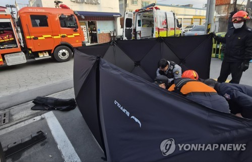 사고 피해자 이송 준비하는 소방당국 [대전소방본부 제공]