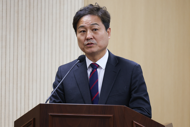 김영배 더불어민주당 의원이 지난달 25일 서울 중구 서울시의회 의원회관에서 열린 ‘한강버스 사업 전면 재검토’ 긴급진단 토론회에서 인사말을 하고 있다. [연합뉴스]