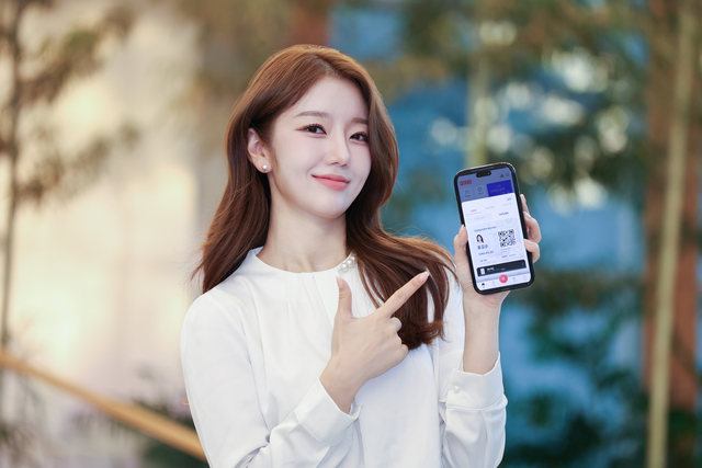 모델이 PASS 앱 신분증 결제 서비스를 소개하고 있다. KT 제공