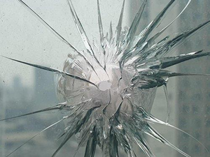 “쇠구슬 쏘는 재미” 새총으로 건물 유리창 깨고 다닌 60대