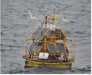 서해에 설치한 중국의 부표. 태양광 패널도 부착돼 있다. 국민의힘 엄태영 의원실 제공 연합뉴스