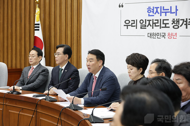 정희용(왼쪽 세번째) 국민의힘 사무총장이 16일 국회 본청에서 열린 당 원내대책회의에서 공개발언을 하고 있다.<국민의힘 홈페이지 사진>