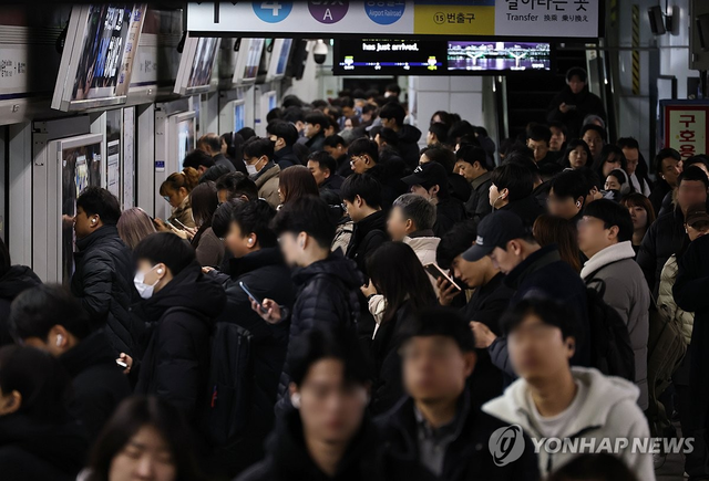 서울 지하철 출근길. 연합뉴스