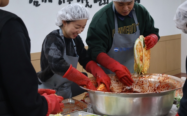 우리카드 임직원이 지난 11일 서울 방화2종합사회복지관에서 김장김치를 담그고 있다. [우리카드 제공]