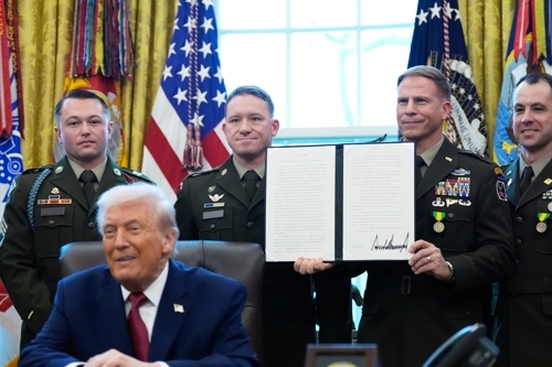 트럼프, 펜타닐 ‘대량살상무기’로 지정… 마약 명분 관세정책 옹호