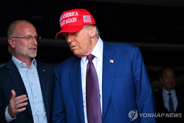 도널드 트럼프 미국 대통령(오른쪽). AP=연합뉴스