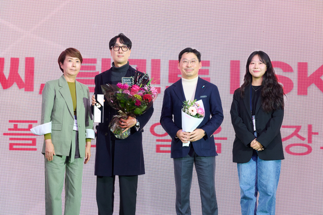 김재희(왼쪽부터) 함샤우트 글로벌 대표, 이동석 SK인텔릭스 매니저, 허종훈 더에쓰엠씨 팀민트 CMO, 홍수연 더에쓰엠씨 팀민트 CD가 지난 11일 서울 서초구 세빛섬 가빛에서 열린 2025 대한민국 디지털 광고대상에서 금상을 수상한 뒤 기념촬영을 하고 있다. SK인텔릭스 제공