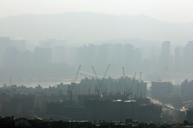 서울 남산에서 바라본 한강변 아파트 단지. [연합뉴스 제공]