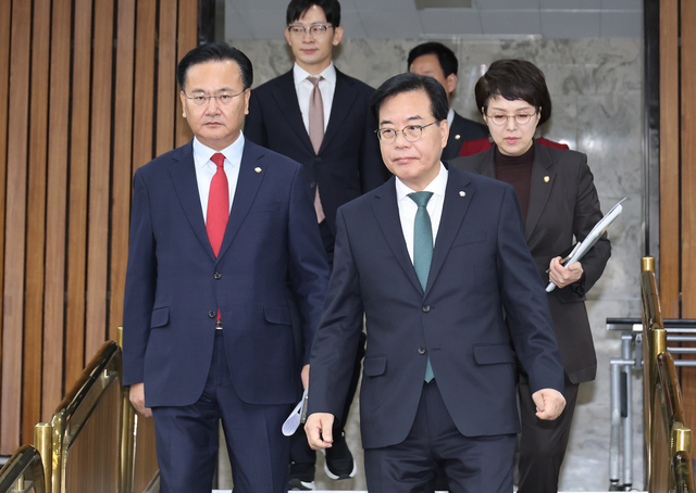 송언석(앞줄 오른쪽) 국민의힘 원내대표가 16일 국회 본청에서 열린 당 원내대책회의에 입장하고 있다.<연합뉴스 사진>