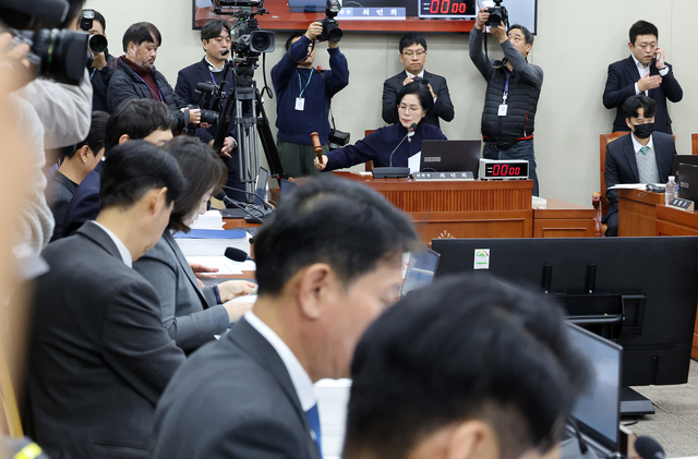최민희 과방위원장이 16일 국회 과학기술정보방송통신위원회에서 열린 김종철 방미통위원장에 대한 인사청문회에서 의사봉을 두드리고 있다. [연합뉴스]