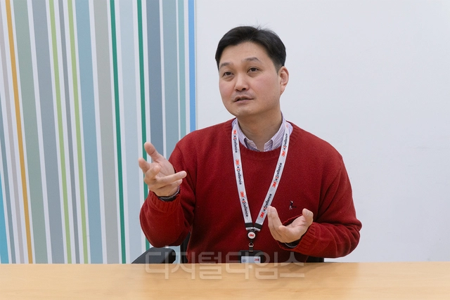 정세훈 3M 산업용 접착제 및 테이프 사업팀 BPS팀 파트장이 15일 서울 여의도 한국쓰리엠 본사 회의실에서 진행된 인터뷰에서 자동화 접착 기술 경쟁력을 소개하고 있다. 디지털타임스