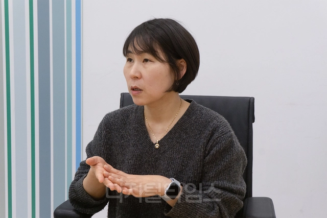 최보경 3M 산업용 접착제 및 테이프 사업팀 수석연구원이 15일 서울 여의도 한국쓰리엠 본사 회의실에서 진행된 인터뷰에서 3M™  VHB™ 익스트루더블 테이프에 대해 소개하고 있다. 디지털타임스