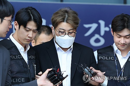 음주 뺑소니 혐의를 받는 가수 김호중이 31일 오전 서울 강남구 강남경찰서에서 검찰로 송치되고 있다. [연합뉴스]