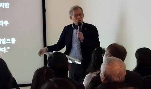 유홍준 국립중앙박물관장이 16일(현지시간) 워싱턴 DC의 한국문화원에서 강연하고 있다.  [연합뉴스]