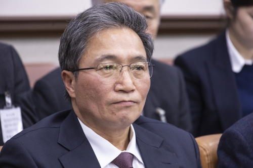 이학재 인천공항공사 사장이 17일 국회 국토교통위원회 전체 회의에 출석해 자리에 앉아 있다. [연합뉴스]