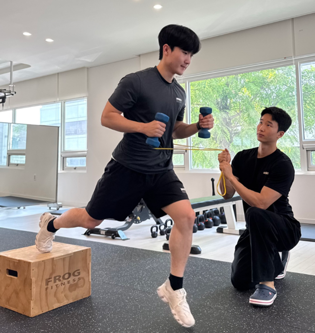 대웅제약 직원들이 힐리언스 코어운동센터에서 일대일 맞춤운동을 통해 건강 관리에 참여하고 있다. 대웅제약 제공