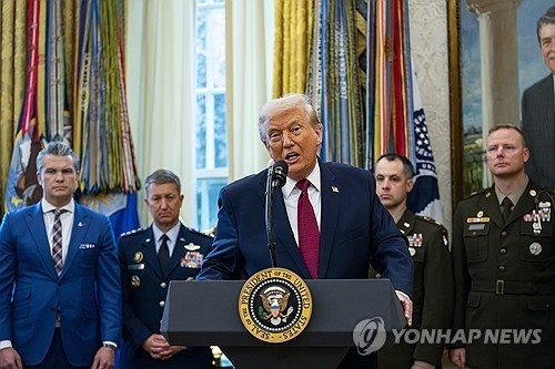 도널드 트럼프 미국 대통령이 지난 15일(현지시간) 백악관 집무실에서 미국-멕시코 국경 경비에 공을 세운 군인들에게 훈장을 수여한 뒤 발언하고 있다. 맨 왼쪽은 피트 헤그세스 전쟁부 장관. EPA 연합뉴스
