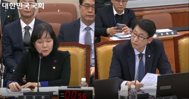 서울 여의도 국회에서 17일 열린 과학기술정보방송통신위원회의 쿠팡 침해사고 관련 청문회에서 송경희 개인정보보호위원장이 이훈기 더불어민주당 의원의 질의에 답하고 있다. [국회 인터넷의사중계시스템 캡처]