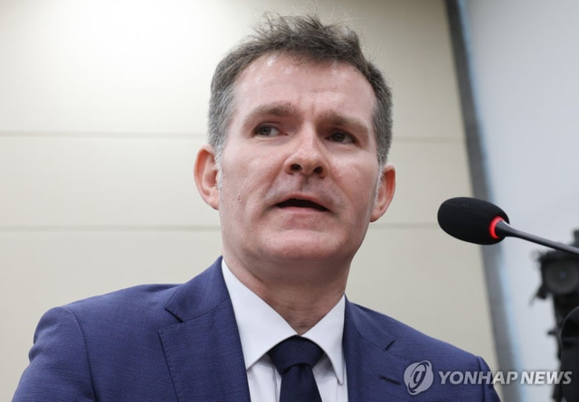 브랫 매티스 쿠팡 CISO가 17일 국회 과방위에서 열린 청문회에 출석해 의원 질의에 답변을 하고 있다. 사진 연합뉴스.