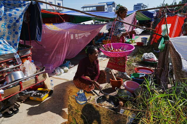 국경 교전을 피해 집을 떠난 한 여성이 캄보디아 반테아이 멘체이주(州)에 마련된 임시대피소에서 음식을 만들고 있습니다. AP 연합뉴스