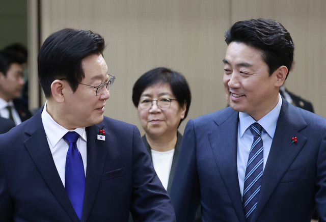 이재명 대통령과 강훈식(오른쪽) 대통령비서실장이 16일 정부세종컨벤션센터에서 열린 보건복지부(질병관리청)·식품의약품안전처 업무보고에 입장하고 있다. 가운데는 정은경 복지부 장관.<대통령실통신사진기자단·연합뉴스>