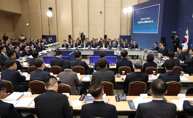 산업부·지식재산처·중소벤처기업부가 17일 정부세종컨벤션센터에서 이재명 대통령에게 업무보고를 하고 있다. [연합뉴스]