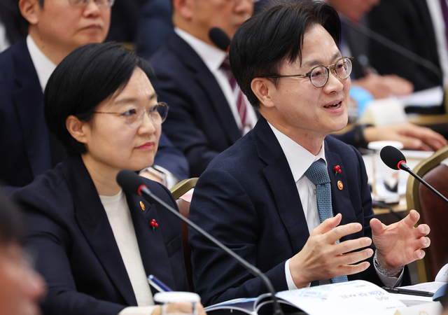 김정관(사진 오른쪽) 산업통상자원부 장관이 17일 정부세종컨벤션센터에서 이재명 대통령에게 업무보고를 하고 있다. [연합뉴스]