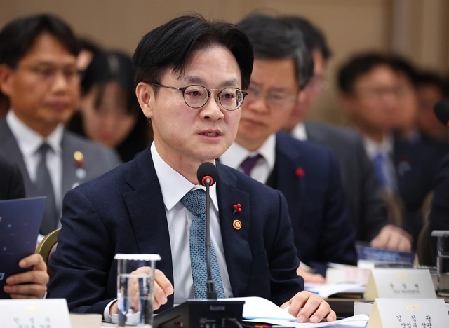 김정관 산업통상자원부 장관이 17일 정부세종컨벤션센터에서 이재명 대통령에게 업무보고를 하고 있다. [연합뉴스]