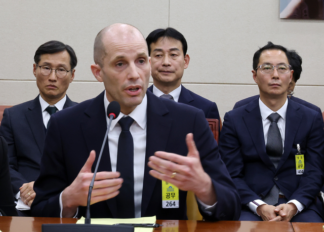 17일 국회 과학기술정보방송통신위원회에서 열린 쿠팡 침해사고 관련 청문회에 증인으로 출석한 해롤드 로저스 쿠팡 대표이사가 의원들 질의에 답변하고 있다. 왼쪽부터 조용우 쿠팡 국회·정부 담당 부사장, 로저스 대표. 민병기 쿠팡 대외협력 총괄 부사장, 김명규 쿠팡이츠서비스 대표. 연합뉴스