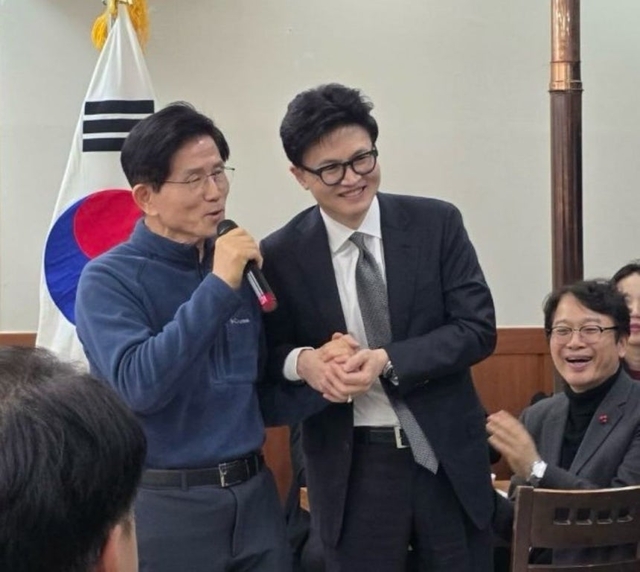 17일 국민의힘 수도권 전현직 의원 및 당협위원장 모임 ‘이오회’에서 김문수 전 고용노동부 장관과 한동훈 전 대표가 팔짱을 끼고 손을 맞잡고 있다. [한동훈 SNS]