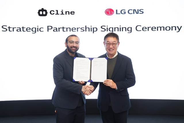 현신균(오른쪽) LG CNS 사장과 사우드 리즈완 클라인 CEO가 서울 마곡 LG 사이언스파크 본사에서 협약을 맺고 기념촬영하고 있다. LG CNS 제공
