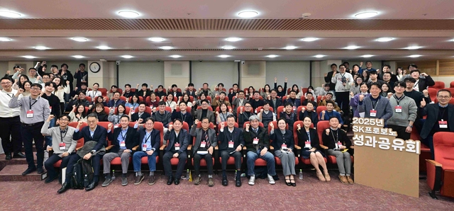 지동섭(앞줄 오른쪽 다섯번째) SK수펙스추구협의회 SV위원장, 조민영(앞줄 왼쪽 세번째) 행복나래 본부장 등 참석자들이 지난 17일 서울 중구 SK서린빌딩에서 열린 ‘2025 SK프로보노 성과공유회’에서 기념촬영을 하고 있다. 행복나래 제공