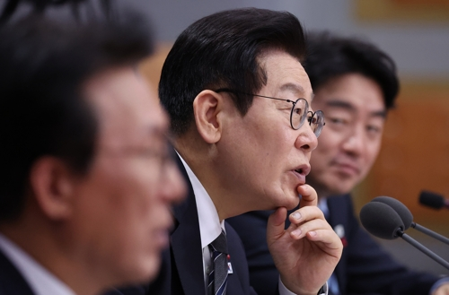 이재명 대통령이 19일 정부서울청사 별관에서 열린 금융위원회·공정거래위원회 업무보고에서 이찬진 금감원장에게 질문하고 있다. [연합뉴스]