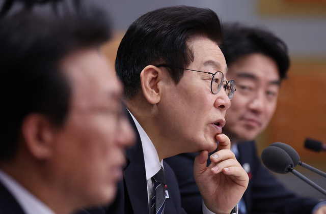 이재명 대통령이 19일 정부서울청사 별관에서 열린 금융위원회·공정거래위원회 업무보고에서 이찬진 금감원장에게 질문하고 있다. [연합뉴스]