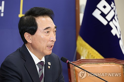 박수현 더불어민주당 수석대변인이 2일 서울 여의도 국회에서 기자간담회를 하고 있다.  [연합뉴스]